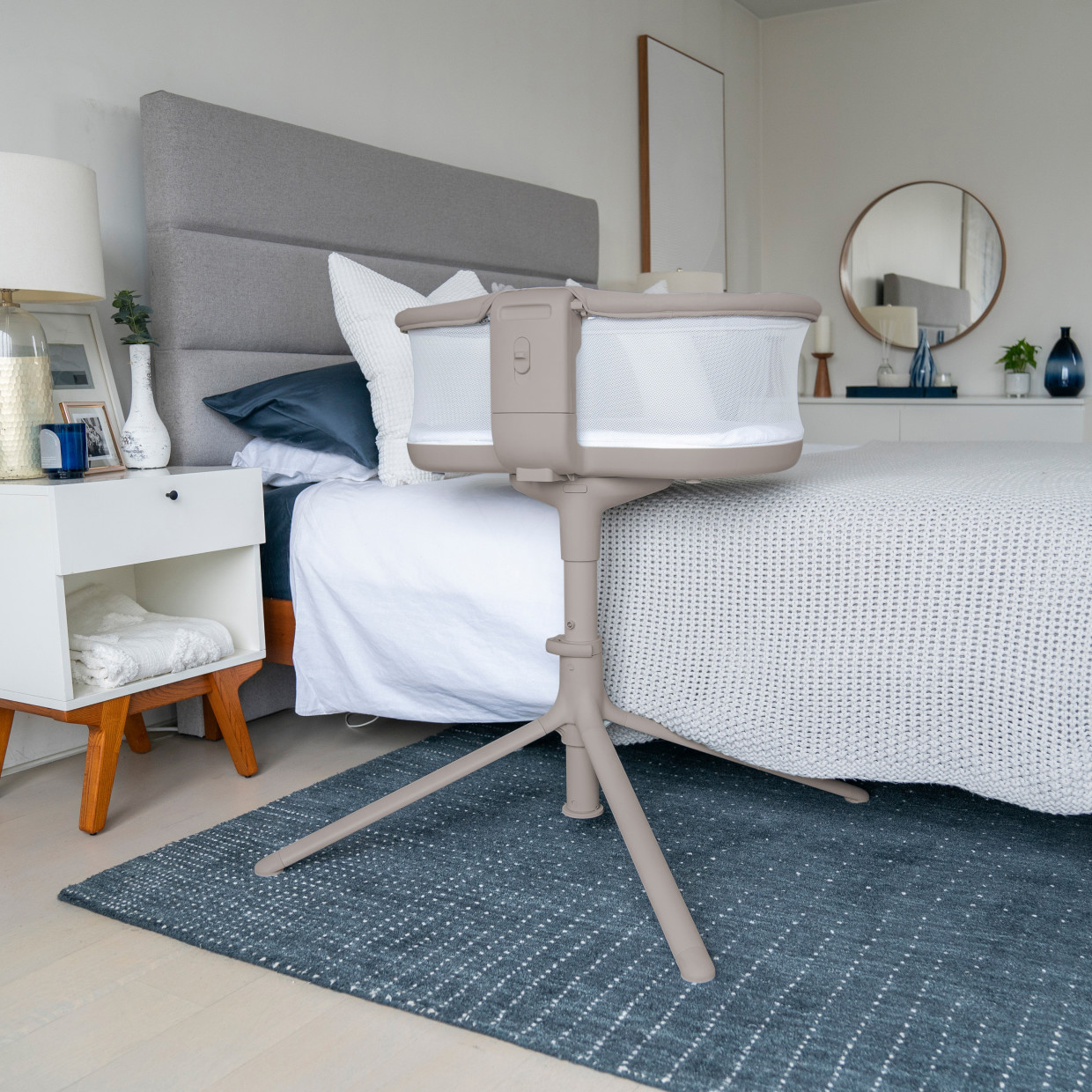 Halo BassiNest Swivel Sleeper 3.0 - Warm Grey.